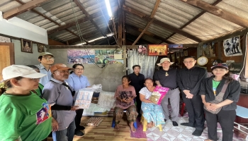 มอบผ้าอ้อมสำเร็จรูปและอุปกรณ์ช่วยเหลือผู้สูงอายุที่มีภาวะพึ่งพึงหรือผู้ป่วยที่กลั้นปัสสาวะไม่ได้